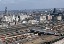 22726 Overzicht van het stationsemplacement van het N.S.-station Utrecht C.S. te Utrecht, vanaf het Holiday Inn Hotel; ...